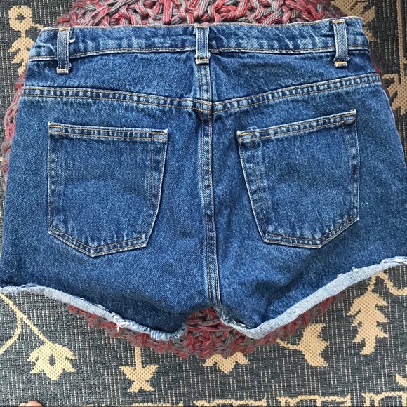 American Apparel Medium Wash Cut-Off Hem Shorts - Picture 4 of 5